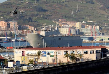 Buque Juan Carlos I atracado en el muelle de cruceros de Getxo