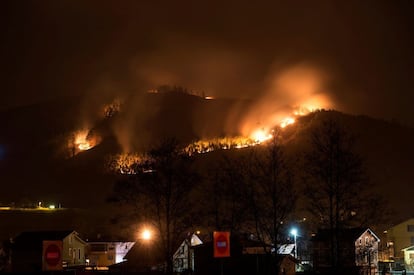 Incendio forestal cerca de la localidad cántabra de San Román. El Gobierno de Cantabria ha activado el Plan Especial de Incendios Forestales (Infocant), en su nivel 1, debido a los 50 incendios forestales que están activos.