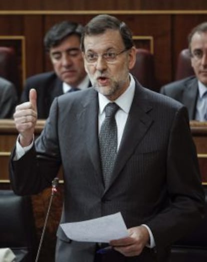 GRA017. MADRID, 17/04/2013.- El presidente del Gobierno, Mariano Rajoy, durante su intervención en la sesión de control al Ejecutivo, esta mañana en el Congreso de los Diputados. EFE/Emilio Naranjo