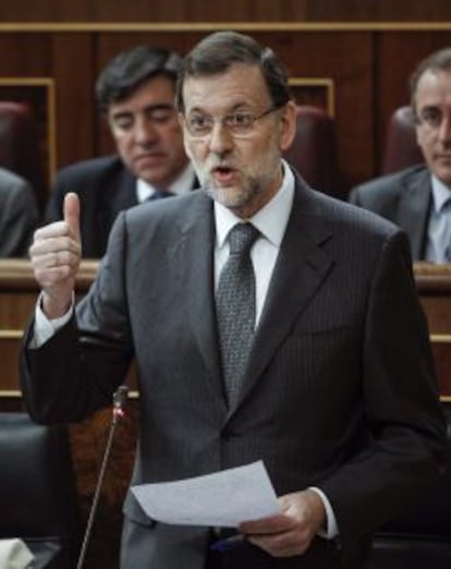 GRA017. MADRID, 17/04/2013.- El presidente del Gobierno, Mariano Rajoy, durante su intervenci&oacute;n en la sesi&oacute;n de control al Ejecutivo, esta ma&ntilde;ana en el Congreso de los Diputados. EFE/Emilio Naranjo