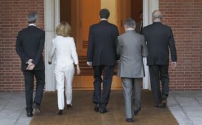 De izquierda a derecha, Antonio Camacho, Elena Salgado, José Luis Rodríguez Zapatero, José Blanco y Manuel Chaves, en La Moncloa.