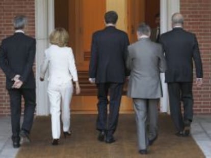 De izquierda a derecha, Antonio Camacho, Elena Salgado, José Luis Rodríguez Zapatero, José Blanco y Manuel Chaves, en La Moncloa.