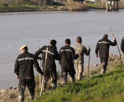 Un grupo de militares buscan a Marta en el Guadalquivir.