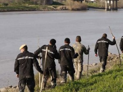 Un grupo de militares buscan a Marta en el Guadalquivir.