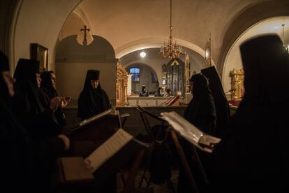 Un coro de monjas canta salmos durante el servicio de la mañana en el monasterio femenino del Manto de la Virgen, en Kiev.