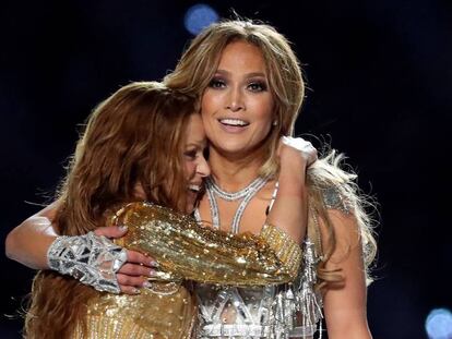 Shakira abraça Jennifer Lopez depois da apresentação no intervalo do Super Bowl LIV em Miami.