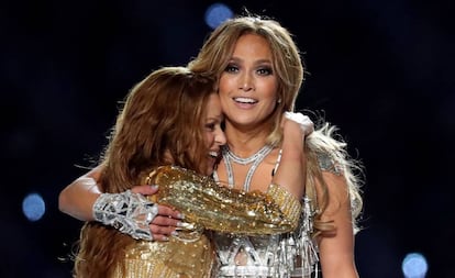 Shakira se abraza a Jennifer Lopez tras la actuación en el descanso de la Super Bowl LIV en Miami.