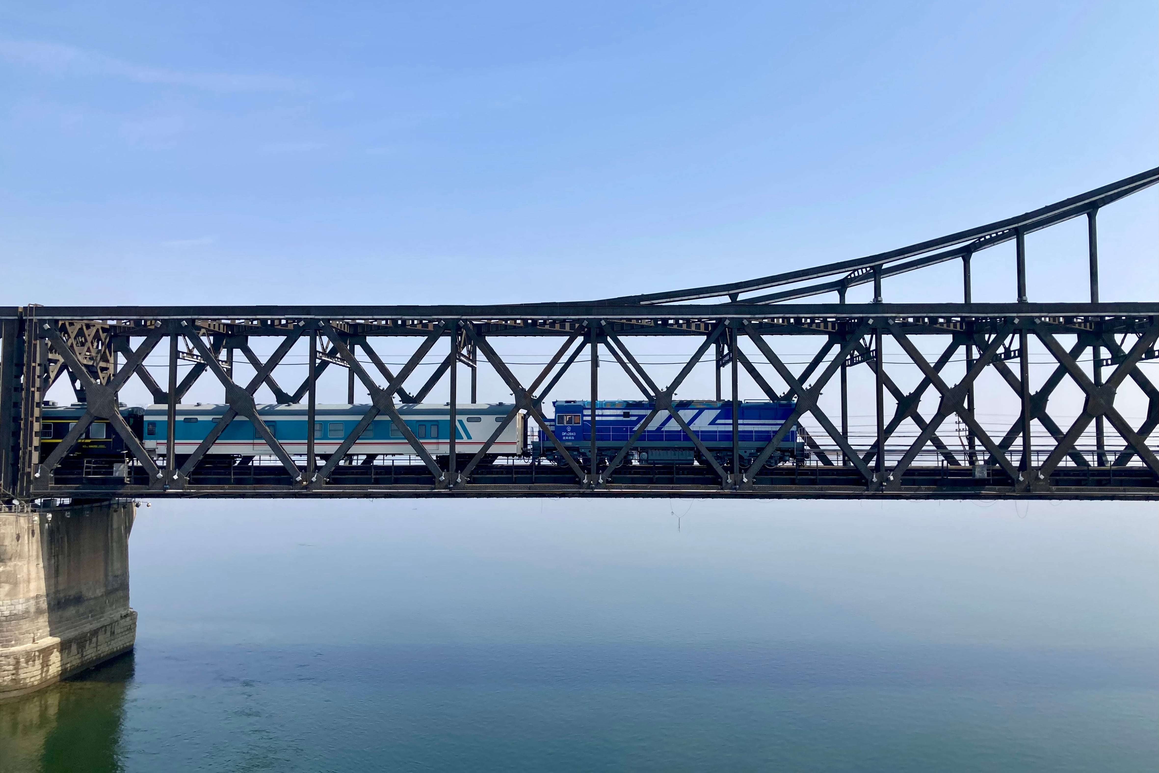 El expreso K-27 con destino a Pyongyang cruza hacia Corea del Norte desde la ciudad china fronteriza de Dandong, el jueves 26 de marzo.