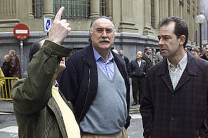 El alcalde de Bilbao, Iñaki Azkuna (centro), observa los destrozos del atentado perpetrado el sábado.