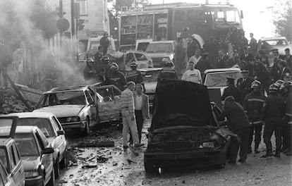 Estado en el que quedó el coche blindado del presidente del PP, Jose María Aznar, tras el atentado de ETA con un coche bomba en Madrid, del que salió ileso, el 19 de abril de 1995.