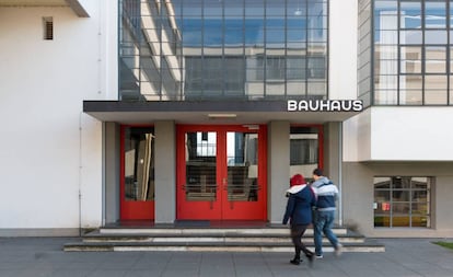 Entrada a la escuela Bauhaus de Dessau.