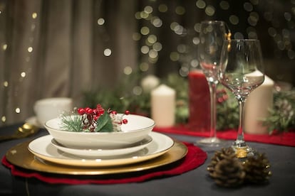 Una mesa con decoraci&oacute;n navide&ntilde;a.