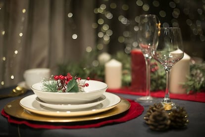 Una mesa con decoración navideña.
