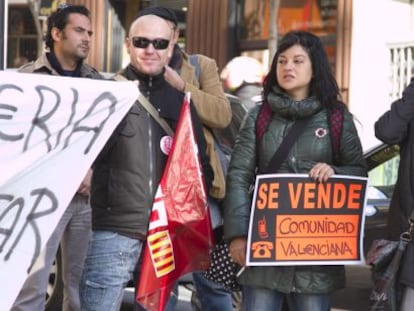 Protesta en Alicante por la deuda del Consell con entidades que trabajan con menores.