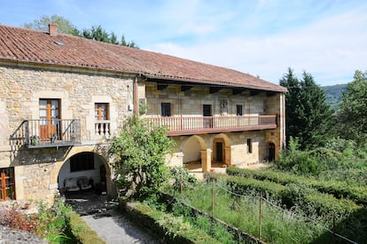 Antigua casona de la familia de Calderón de la Barca en la localidad cántabra de San Vicente de Toranzo.