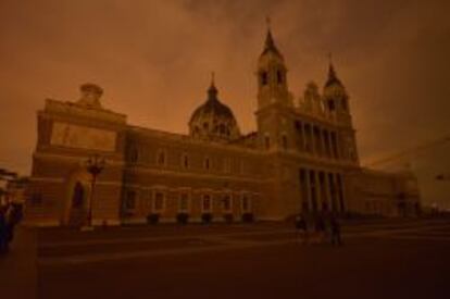 La catedral de la Almudena, apagada durante la Hora del Planeta del año pasado.