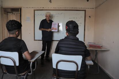 Un profesor de matemáticas, Hisham Salim, sigue dando clases a los niños, el 27 de julio en Ciudad de Gaza, mientras vive refugiado en la escuela.