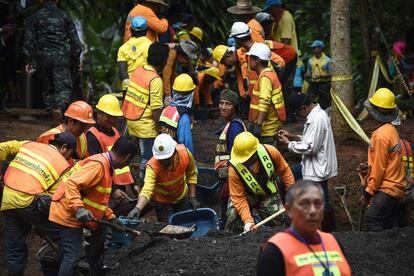 Trabalhadores expandem caminho que leva à caverna (3 de julho)