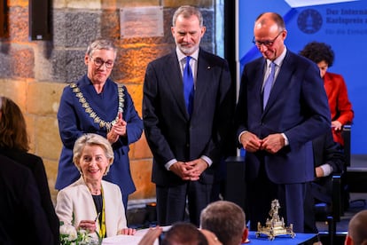 Sentada, la presidenta de la Comisión Europea, Ursula von der Leyen. A su lado, la alcaldesa de Aquisgrán, Sibylle Keupen, el rey de España, Felipe VI, y el canciller alemán, Friedrich Merz.