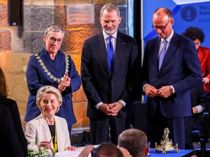 Sentada, la presidenta de la Comisión Europea, Ursula von der Leyen. A su lado, la alcaldesa de Aquisgrán, Sibylle Keupen, el rey de España, Felipe VI, y el canciller alemán, Friedrich Merz.