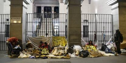 Un grupo de solicitantes de asilo se dispone a pasar la noche frente a la sede del Samur Social, en el centro de Madrid, en noviembre de 2019.