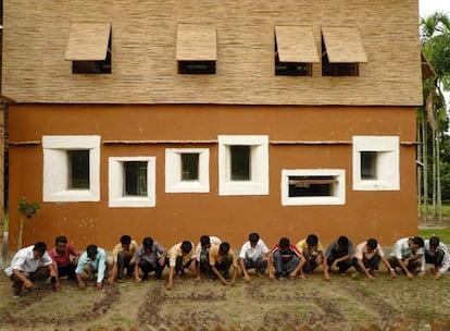 Las primeras casas de barro con fosa séptica en Bangladesh, de la arquitecta Anna Heringer, premiadas por la revista <i>Architectural Review.</i>