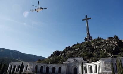 El helicóptero con el féretro de Franco abandona el Valle de los Caídos, este jueves.