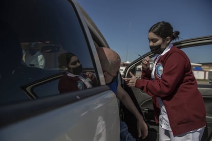 Según las autoridades, este lunes aterrizan en la zona otras 70 mil dosis para continuar con la vacunación.