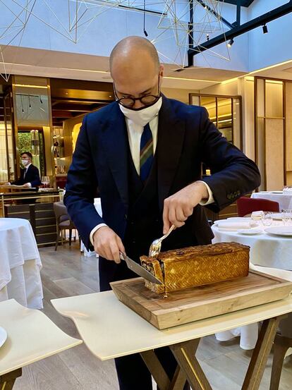 Cortando el paté en croûte. J.C. CAPEL