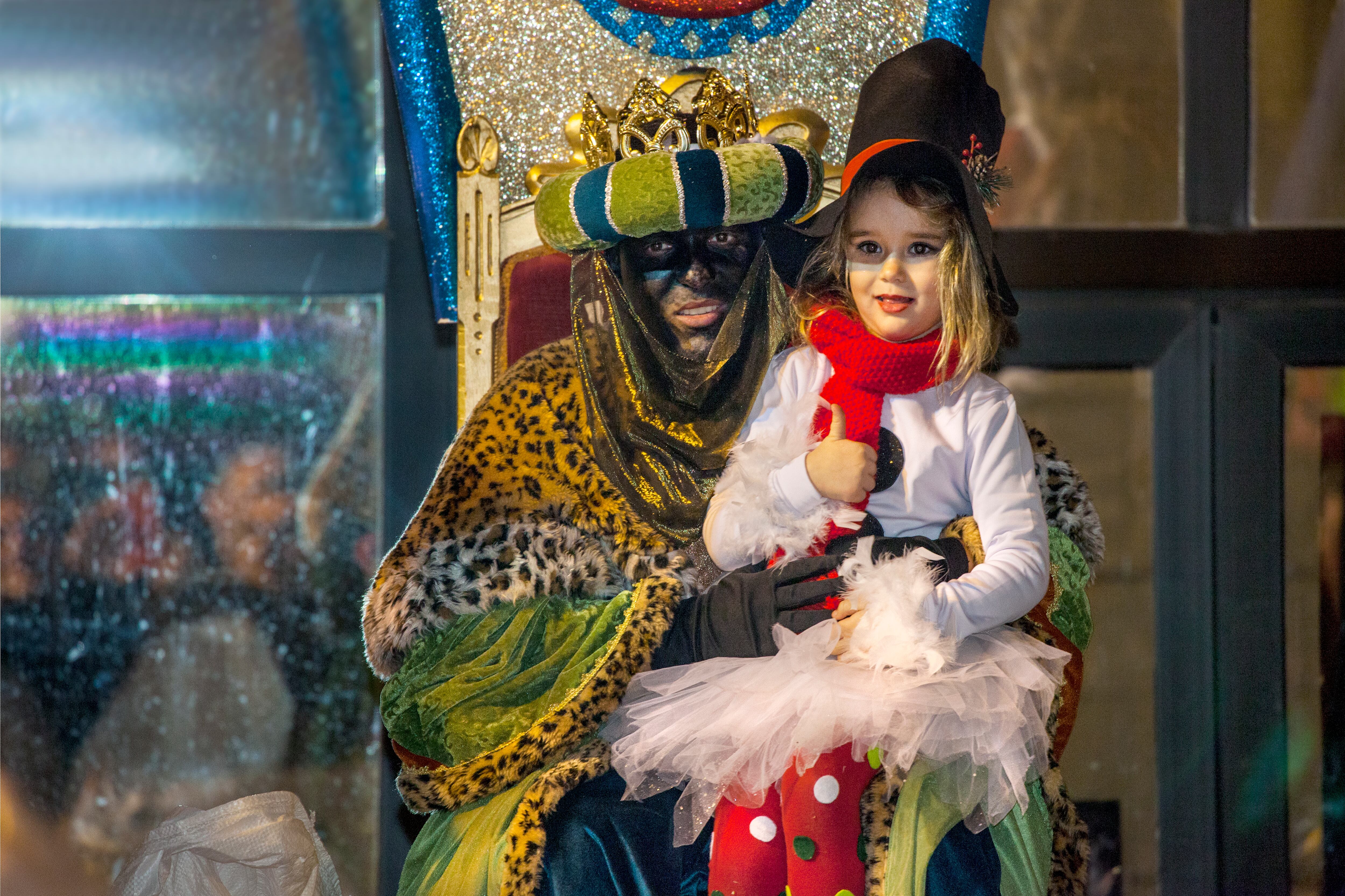 Abrazar a desconocidos, tampoco en Navidad: ¿el consentimiento choca con las tradiciones para niños?