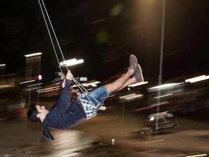 Um balanço improvisado na Praça Dom José Gaspar.