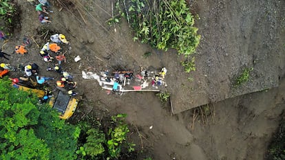 Aunque el alud cubrió tres vehículos de transporte público, el más afectado fue un bus de la empresa Arauca que hacía la ruta entre Cali (Valle del Cauca) y Condoto (Chocó) que quedó completamente sepultado. 