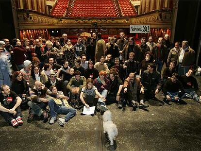 Los actores encerrados hasta ayer en el teatro Nuevo Apolo reclaman desde el escenario el pago de sus nóminas.