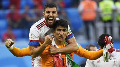 Beiranvand, portero de Irán, junto al defensa Khanzadeh.