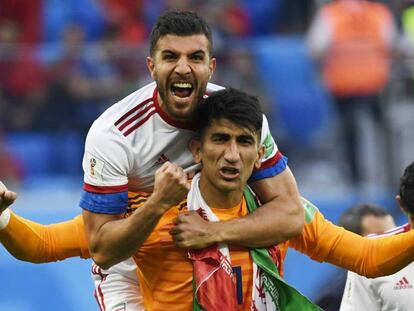 Beiranvand, portero de Irán, junto al defensa Khanzadeh.