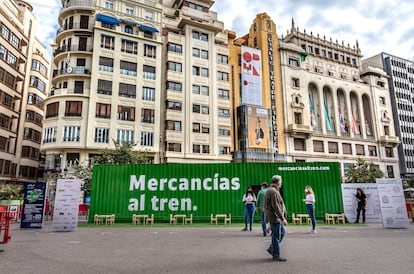 Contenedor, aparcado en la plaza del Ayuntamiento de Valencia dentro de la campaña Mercancías al tren.