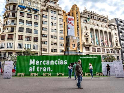 Contenedor, aparcado en la plaza del Ayuntamiento de Valencia dentro de la campaña Mercancías al tren.