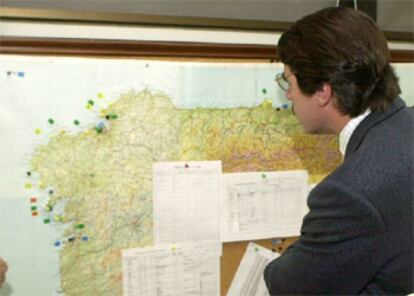 Aznar observa en A Coruña un mapa con las zonas donde se lucha contra el vertido.