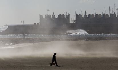 Temporal de viento, ayer en las playas de Barcelona.