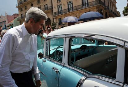 John Kerry se convierte en el primer secretario de Estado que viaja a Cuba en 70 años para reabrir oficialmente la embajada estadounidense. El secretario estadounidense de Estado, John Kerry (c), realiza un recorrido por el centro histórico de La Habana (Cuba), el 14 de agosto de 2015.