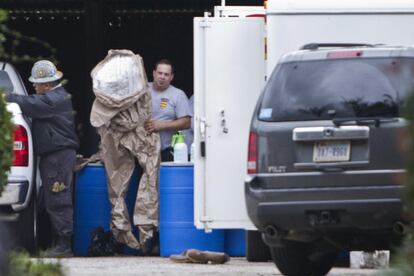 Un equipo de intervención en la casa de la infectada en Texas