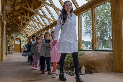 Los niños de preescolar se dirigen al aula por el corredor frontal que alberga un huerto orgánico. A la escuela asisten 40 niños de 3 a 12 años, pero esperan llegar a los 100. Todos ellos provienen de Jaureguiberry, que tras 25 años de espera ya tienen escuela propia