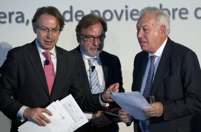 El presidente de la Agencia Efe, José Antonio Vera, el presidente del Grupo Prisa, Juan Luís Cebrián y el ministro español de Asuntos Exteriores, José Manuel García-Margallo en la clausura del Foro de la Comunicación.