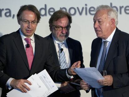 El presidente de la Agencia Efe, José Antonio Vera, el presidente del Grupo Prisa, Juan Luís Cebrián y el ministro español de Asuntos Exteriores, José Manuel García-Margallo en la clausura del Foro de la Comunicación.