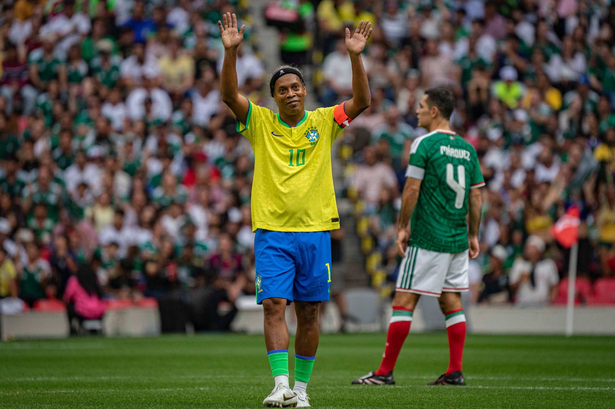 El mago Ronaldinho y los goles de Oribe Peralta deleitan al Estadio Azteca
