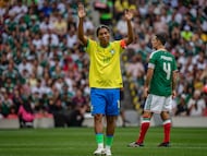 Ronaldinho en el Estadio Azteca durante el amistoso contra México. De fondo Rafa Márquez.