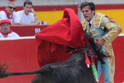 David Mora recibe un puntazo del último toro de la tarde, al que cortó una oreja.