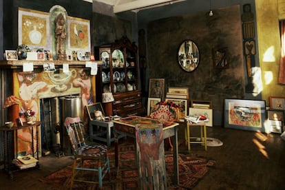 Estudio de la casa de Charleston, donde vivió Vanessa Bell (la hermana de Virginia Woolf). Fue pintado por Duncan Grant y la propia Vanessa.