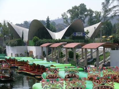 El restaurante Los Manantiales (1958), en Xochimilco, Ciudad de M&eacute;xico, obra de Joaqu&iacute;n &Aacute;lvarez Ord&oacute;&ntilde;ez y F&eacute;lix Candela. Es el cascar&oacute;n de hormig&oacute;n armado m&aacute;s conocido de Candela.