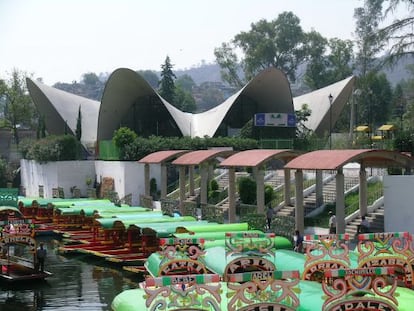 El restaurante Los Manantiales (1958), en Xochimilco, Ciudad de M&eacute;xico, obra de Joaqu&iacute;n &Aacute;lvarez Ord&oacute;&ntilde;ez y F&eacute;lix Candela. Es el cascar&oacute;n de hormig&oacute;n armado m&aacute;s conocido de Candela.